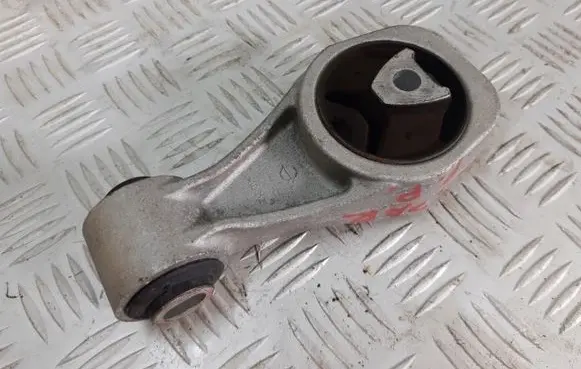 Nissan Pulsar Engine mounting bracket
