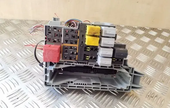 Opel Meriva A Relay mounting block 