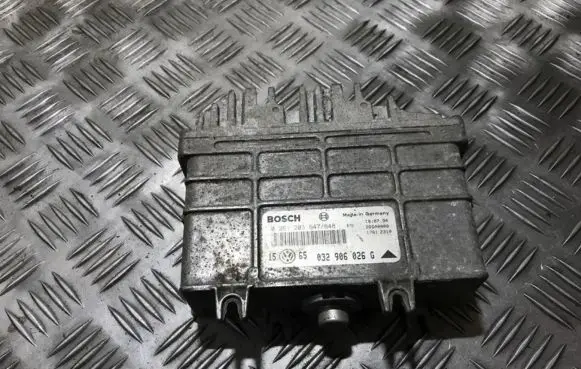 Volkswagen Golf III Engine control unit/module 0261203647 0261203648