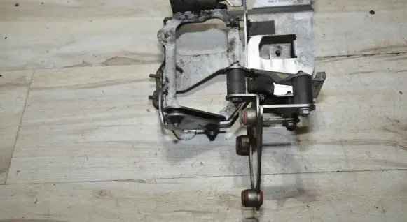 Mercedes-Benz ML AMG W164 Radiator mount bracket A1562370040