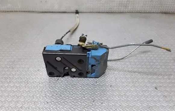 Volvo V70 Front door lock 8650544