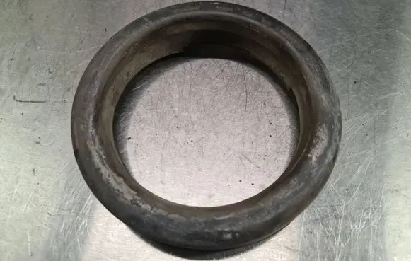 Volvo V70 Front coil spring rubber mount 9157503 6587