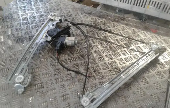 Renault Megane IV Front door window regulator with motor 402776D