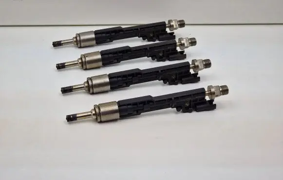 BMW X3 F25 Fuel injector 7597870