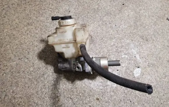BMW 5 E39 Master brake cylinder 32066792