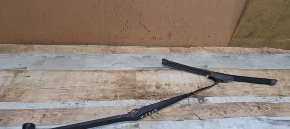 Mitsubishi Outlander Front wiper blade arm