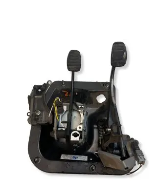 Opel Vivaro Pedal assembly 7700312839