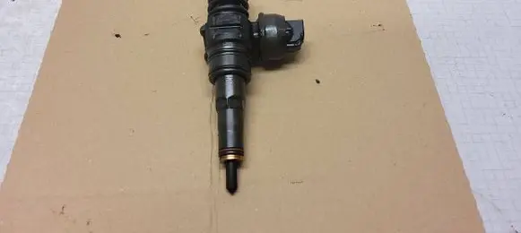 Volkswagen Golf V Fuel injector 038130073AG 0414780215 14383DE
