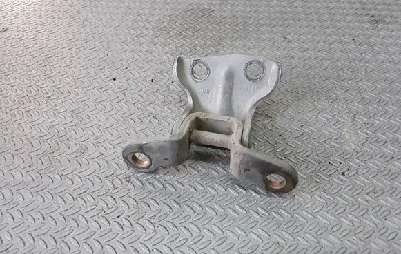 Hyundai Terracan Rear door upper hinge