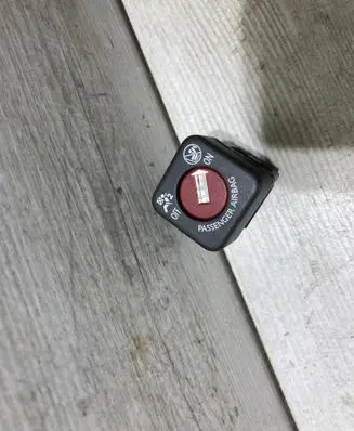 Passenger airbag on/off switch