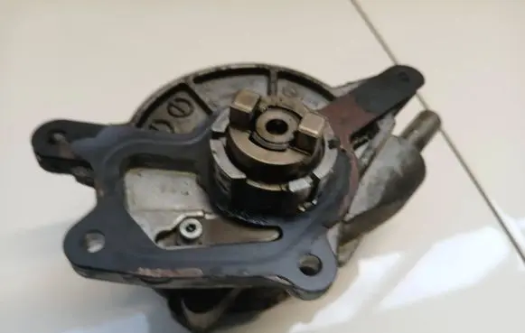 Jeep Grand Cherokee (WK) Vacuum pump A6422300165