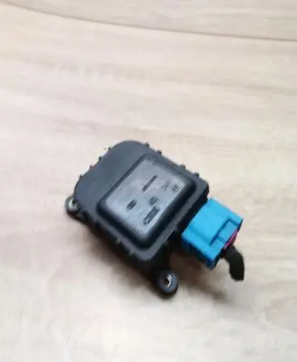 Volkswagen PASSAT B5.5 Air flap motor/actuator 8D2820511E