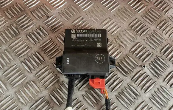 Audi A4 S4 B8 8K Gateway control module 8R0907468H