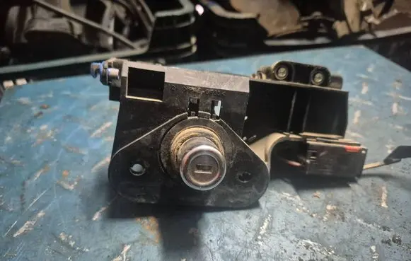 Opel Meriva A Tailgate exterior lock 13168316 13168321 13168319