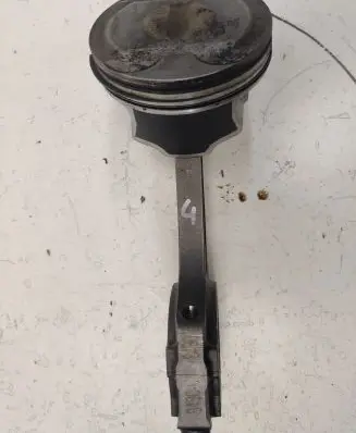 Ford Mustang V Piston with connecting rod