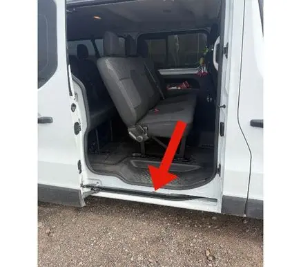 Opel Vivaro Sliding door bottom rail 