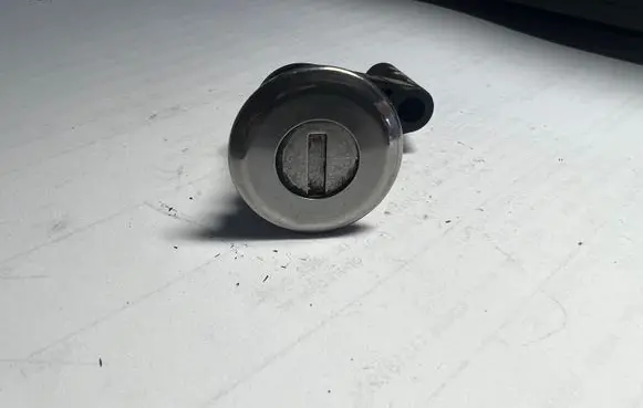Dacia Sandero Front door lock (next to the handle) 