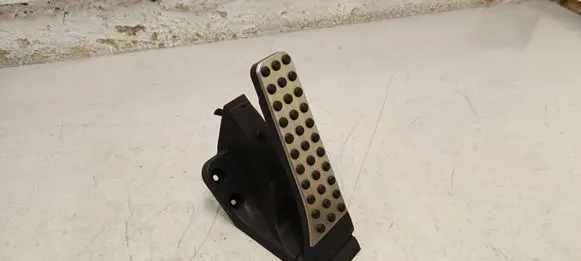 Mercedes-Benz GLC X253 C253 Accelerator throttle pedal A2533000104