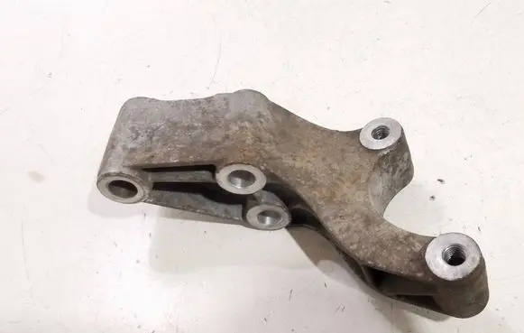 Engine mounting bracket