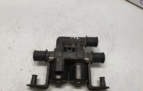 BMW 5 E60 E61 Coolant heater control valve 6931708 64116931708 6906652