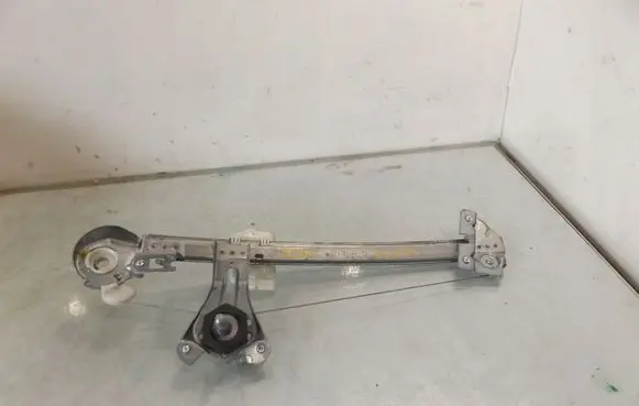 Rear door manual window regulator