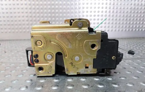 Volkswagen Golf IV Rear door lock S26372338 3B4839015A