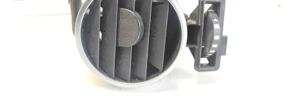 Land Rover Discovery 3 - LR3 Dash center air vent grill