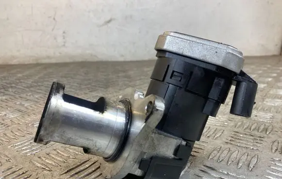 Mercedes-Benz C W204 EGR valve 24T085 724809480