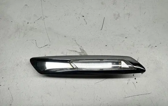Front fender indicator light