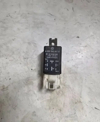 Mercedes-Benz Vito Viano W639 Coolant fan relay A0025424419