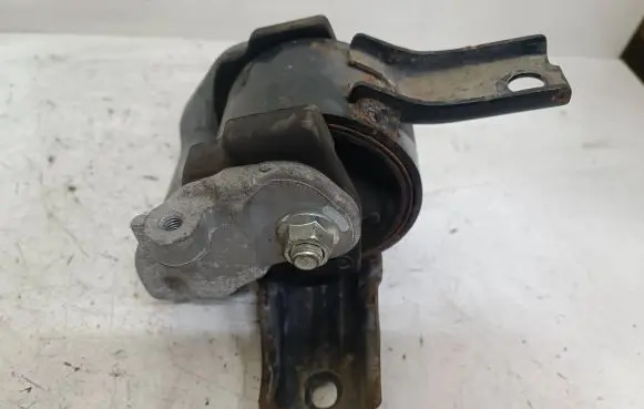 Citroen C4 Aircross Engine mount bracket