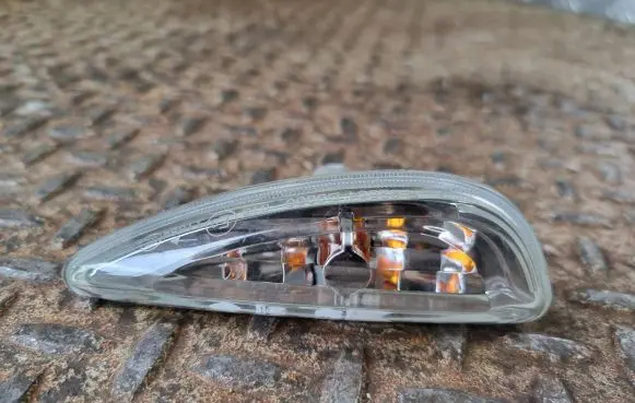 Front fender indicator light