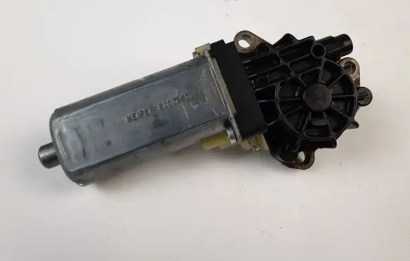 Mercedes-Benz ML W164 Seat adjustment motor 82028922 0390203001