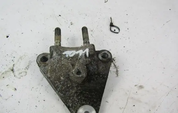 Ford Mondeo Mk III Engine mounting bracket 