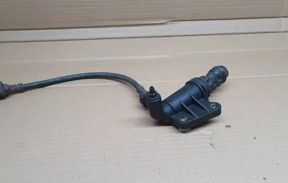 Suzuki Swift II Clutch master cylinder 2382068L00 1775