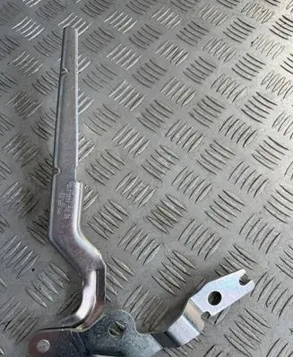Volkswagen Golf VIII Engine bonnet/hood hinges 5H0823302