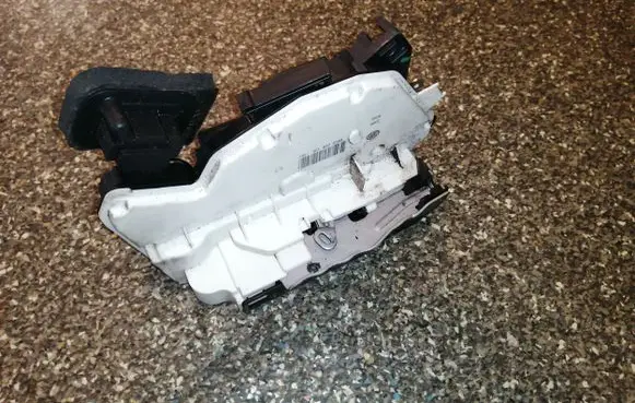 Skoda Octavia Mk3 (5E) Front door lock 5E1837016A