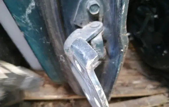 Hyundai Trajet Rear door lower hinge