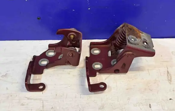 Chevrolet Tahoe Front door upper hinge 