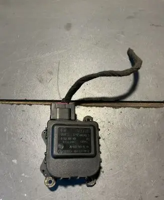 Volkswagen PASSAT B5.5 Air flap motor/actuator 0132801149 700035693F00 8D1820511B