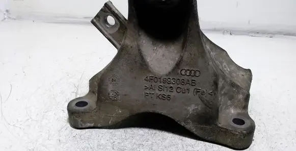 Engine mounting bracket