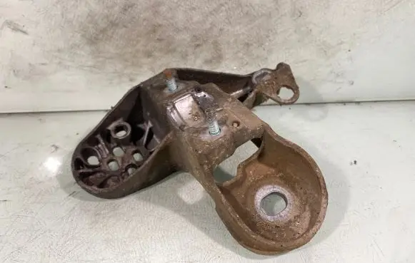 Volkswagen PASSAT B5.5 Engine mounting bracket 4b0199351b