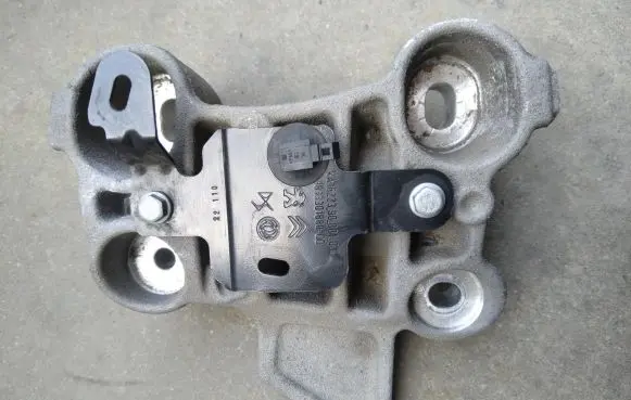 Opel Mokka B Engine mounting bracket 9826364780