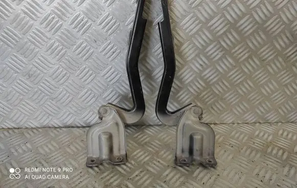 Engine bonnet/hood hinges