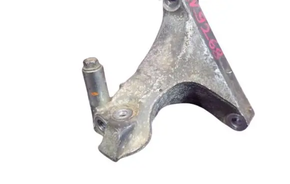 Subaru Outback Engine mounting bracket 
