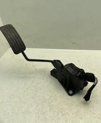 Accelerator throttle pedal