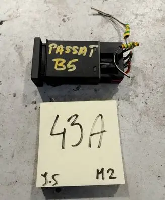 Volkswagen PASSAT B5 Hazard light switch 3B0953235D