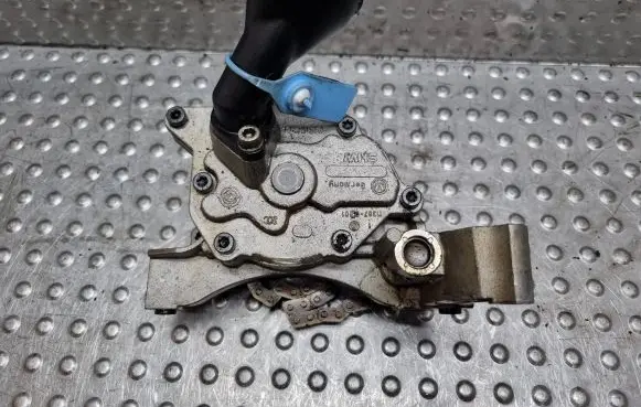 Volkswagen Golf V Oil pump 03C105N