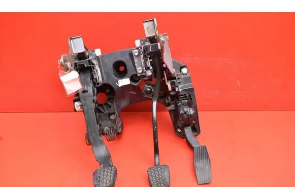 Accelerator throttle pedal