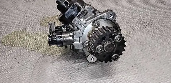 Volkswagen PASSAT B7 Fuel injection high pressure pump 0445010526 03L130755L